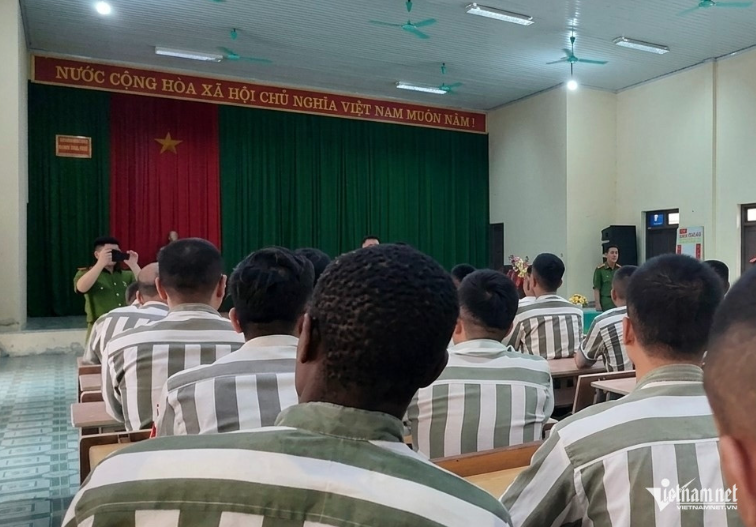 记者实地探访关押500多名外籍囚犯的越南监狱！一位中国籍囚犯，在狱中当起了“翻译官”