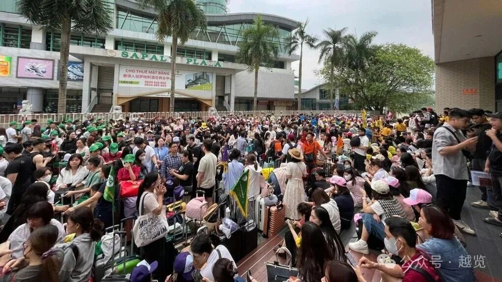 排队6小时！越南游客“挤爆”边境口岸，数千名越南游客排起长龙