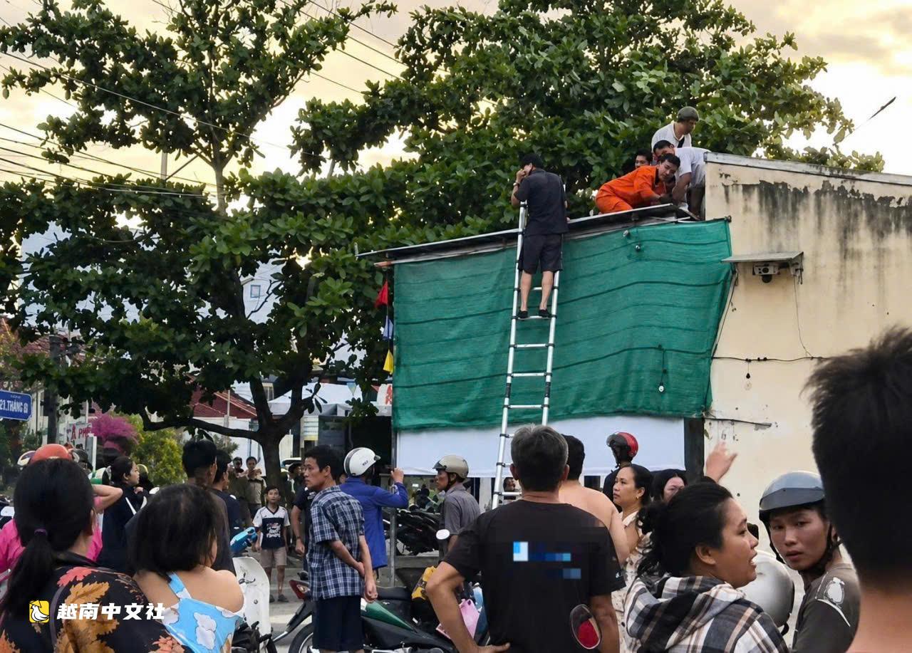 越南庆和省发生悲剧：12 岁男生爬屋顶取球 不幸触电身亡